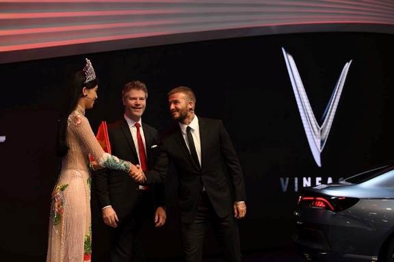 David Beckham: “Xe VinFast quá đẹp và đẳng cấp” - 2 Trước đó ít ngày, một số thông tin tiết lộ sẽ có một sao nam quốc tế sánh vai cùng hoa hậu Tiểu Vy tại lễ ra mắt lịch sử của VinFast. Không ai nghĩ đó là David Beckham cho tới khi anh cùng Tiểu Vy xuất hiện đúng phần quan trọng nhất của sự kiện khi 2 mẫu xe đầu tiên trong lịch sử của nền công nghiệp ô tô Việt Nam được đưa ra sân khấu.