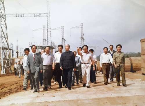 Sự quyết liệt của bác Đỗ Mười với công trình đường dây 500kV - 3
Lần gặp bác Đỗ Mười khiến ông Trần Viết Ngãi ấn tượng nhất chính là vào năm 1993 khi ông Ngãi đang chỉ huy tại công trường xây dựng đường dây 500kV Bắc - Nam (Ảnh: TVN)