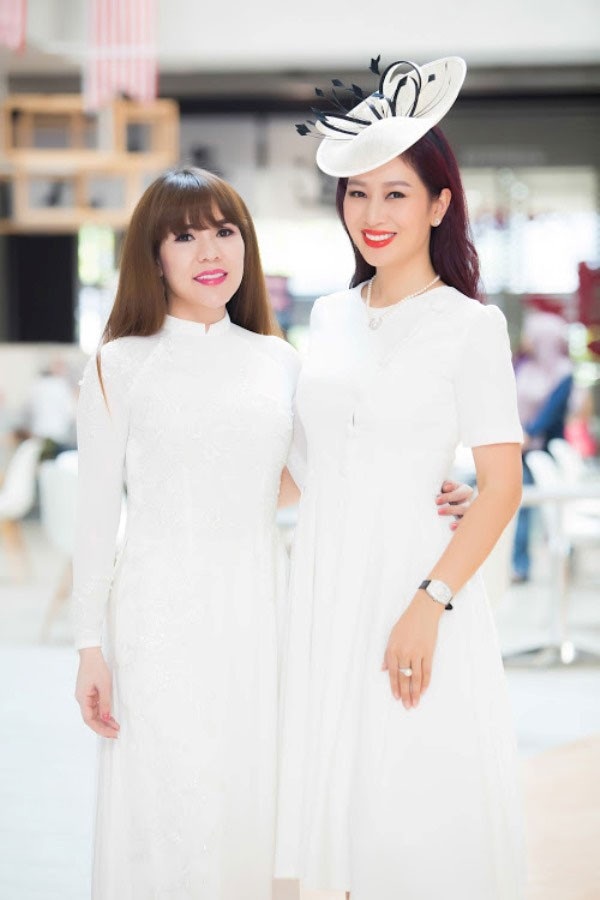Á hậu quý bà thế giới Nguyễn Thu Hương đầy thu hút tại Malaysia - 3 Cựu Hoa khôi thể thao Việt Nam chụp ảnh cùng bạn bè.