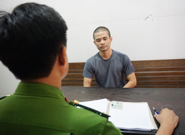 Tiết lộ bất ngờ về đối tượng cầm lựu đạn cố thủ suốt 14 tiếng - 3 Cán bộ điều tra Công an TP Vinh lấy lời khai Lê Ngọc Sơn.