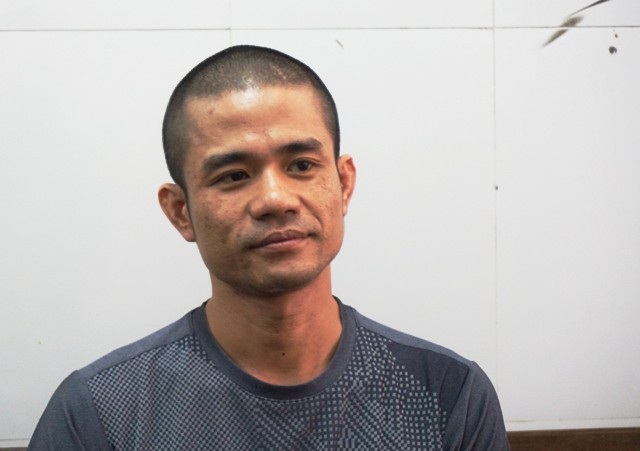 Khởi tố người đàn ông cầm lựu đạn cố thủ 14 tiếng về 3 tội danh - 1 Lê Ngọc Sơn bị khởi tố 3 tội danh Cố ý làm hư hỏng tài sản”, “Tàng trữ trái phép vũ khí quân dụng” và “Chống người thi hành công vụ”.