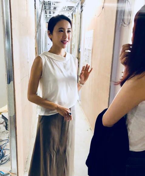 
Ở tuổi 47, Lê Tư vẫn rất xinh đẹp và cuốn hút.
