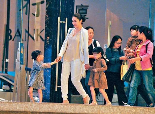 
Lê Tư cùng các con trong một chuyến mua sắm tại Hồng Kong.
