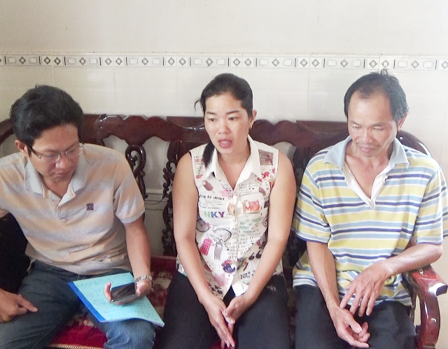 Gia đình 2 cháu Hùng và Uyên đang trình bày vụ việc với PV Dân trí.