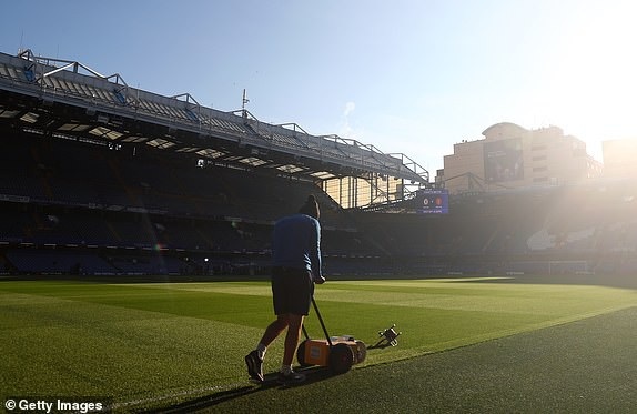 
Nhân vân của câu lạc bộ Chelsea thực hiện sơn mặt sân chuậ bị cho trận đấu giữa Chelsea và Man Utd ở vòng 9 Premier League 2018/19
