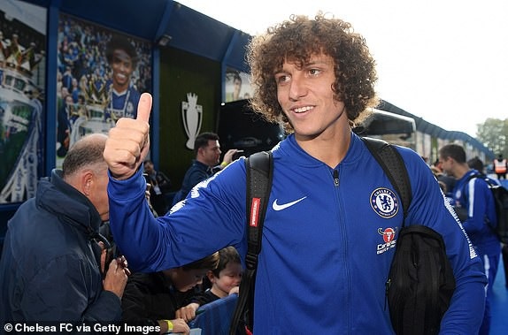 
Hậu vệ David Luiz chào người hâm mộ trước khi vào sân
