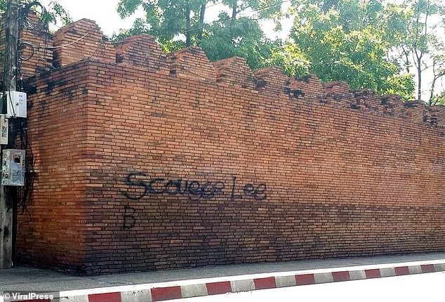 Du khách say xỉn sơn vẽ lên tường thành cổ đối diện án tù 10 năm - 2
Bức tường thành bị sơn vẽ