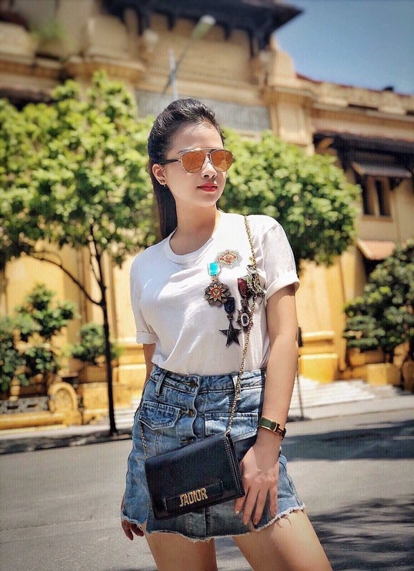 Dương Hoàng Yến ngày càng gợi cảm, liên tiếp diện cả cây hàng hiệu - 6 Chỉ dạo phố thôi nhưng Dương Hoàng Yến vẫn tạo được ấn tượng mạnh khi phối chiếc kính Dior trên với áo phông Dolce 300 USD, vòng Hermes 1000 USD và túi Dior có giá 1600 USD.