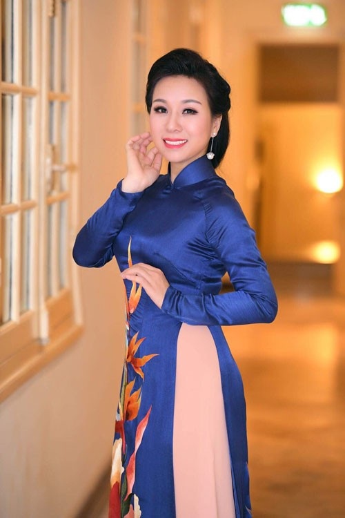 Sao Mai Thu Hà đọ vẻ đẹp duyên dáng bên Tân Nhàn - 1 Ca sĩ Thu Hà vừa tham gia đêm nhạc Chiều nắng tại Nhà hát Lớn, Hà Nội. Trong tà áo dài tha thướt, nữ ca sĩ sở hữu giọng hát mượt mà khoe vẻ đẹp dịu dàng, duyên dáng.
