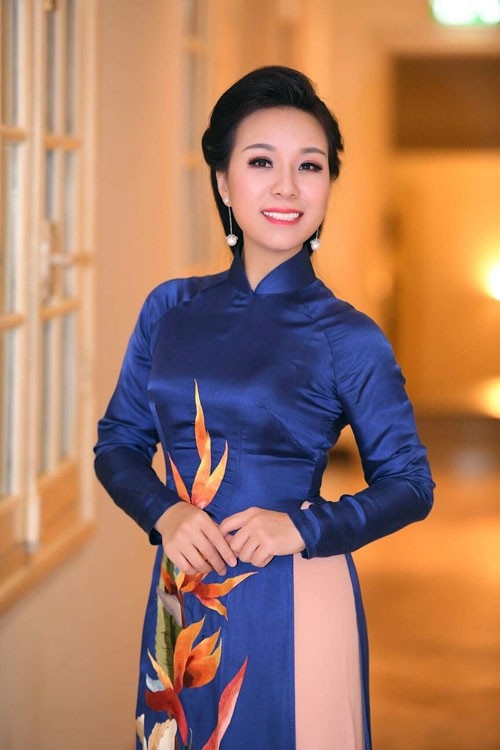 Sao Mai Thu Hà đọ vẻ đẹp duyên dáng bên Tân Nhàn - 2 Thu Hà sinh ra ở Hưng Yên, trong một gia đình nghèo. Bố mẹ cô sinh được ba cô con gái, Thu Hà là chị cả. Từ nhỏ Hà luôn là cánh tay phải, phụ giúp bố mẹ mọi công việc từ nấu cơm, giặt giũ, chăn nuôi cho đến phụ bố làm mộc...