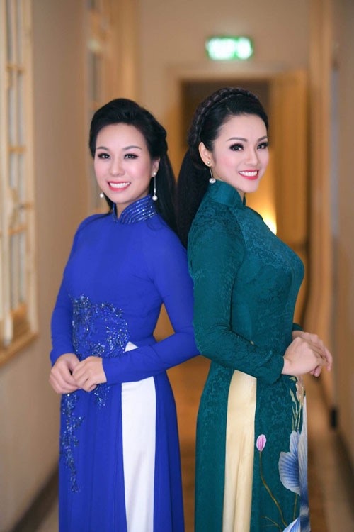 Sao Mai Thu Hà đọ vẻ đẹp duyên dáng bên Tân Nhàn - 3 Tham gia chương trình cùng Thu Hà còn có Tân Nhàn. Hai nữ ca sĩ thu hút với vẻ đẹp nền nã cùng chất giọng đầy cảm xúc.