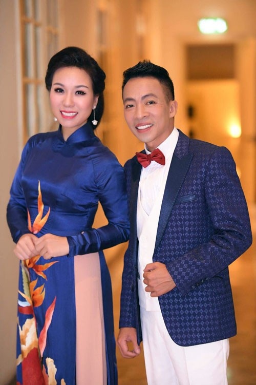 Sao Mai Thu Hà đọ vẻ đẹp duyên dáng bên Tân Nhàn - 6 Tại đêm nhạc, Thu Hà – Việt Hoàn hát song ca với nhau ca khúc “Nơi gặp gỡ tinh yêu”.