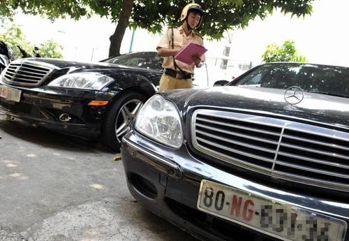 Đại gia chơi siêu xe biển ngoại giao: Hết thời mua chui, lậu thuế tiền tỷ - 2
Thực tế, đã có nhiều trường hợp xe ngoại giao mang biển giả bị CSGT phát hiện lập biên bản (ảnh minh họa)
