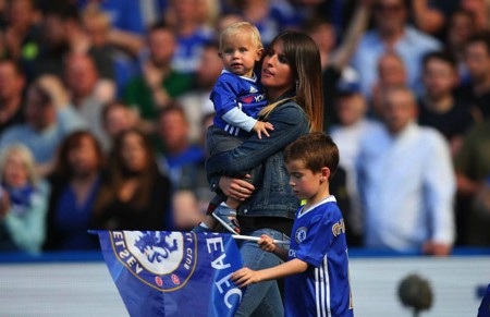 Ngôi sao số 1 của Chelsea, Eden Hazard thì gây ấn tượng với mối tình bền chặt với bà xã Natacha Van Honacker.