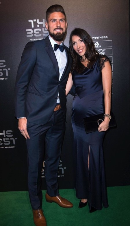 Ngoài ra, cô vợ Jennifer của Olivier Giroud cũng dành được nhiều tình cảm từ người hâm mộ vì luôn quan tâm, ủng hộ ông xã.