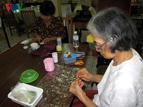 Người cao tuổi Thái Lan vẫn có thể làm ra tiền trong trại dưỡng lão - 3 NCT làm nghề thủ công.