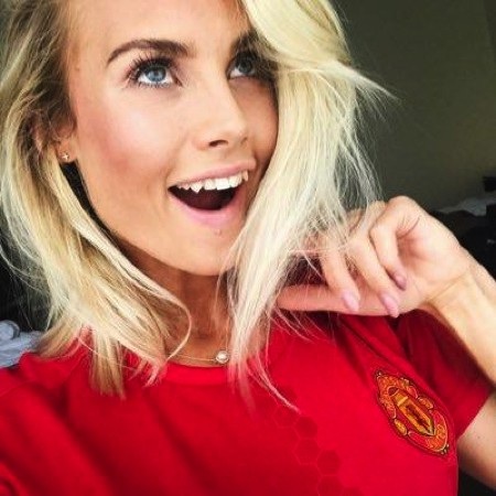 Maja Nilsson, “một nửa” của Victor Lindelöf cũng thường xuyên diện áo đấu “Quỷ đỏ” để cổ vũ cho chàng cầu thủ người Thuỵ Điển.