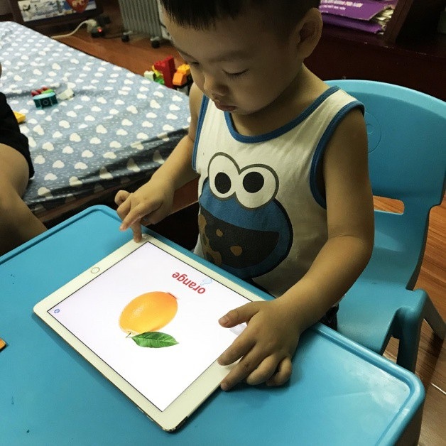 Cậu bé 3 tuổi nói tiếng Anh như người bản xứ - 4
Bé J học cùng phần mềm học tiếng Anh Kizzu.