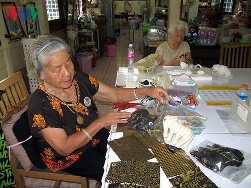 Người cao tuổi Thái Lan vẫn có thể làm ra tiền trong trại dưỡng lão - 5 Người cao tuổi Thái Lan vẫn có thể làm ra tiền trong trại dưỡng lão - 5