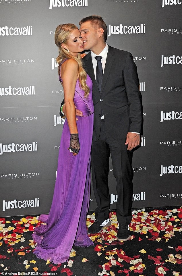 Paris Hilton hạnh phúc bên bồ trẻ - 1
Paris Hilton và bạn trai Chris Zylka tình tứ dự sự kiện tại ý ngày 20/10 vừa qua