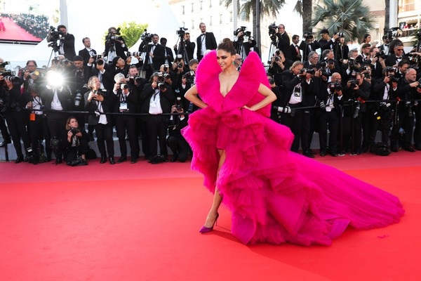 
Deepika Padukone, 32 tuổi cũng là một trong những nữ diễn viên được trả cát sê cao nhất ở Ấn Độ, Padukone cũng nhận nhiều giải thưởng, trong đó có ba giải Filmfare. Cô có tên trong danh sách những nhân vật nổi tiếng nhất của quốc gia này và Time đã đưa tên cô vào dánhách trong 100 người có ảnh hưởng nhất trên thế giới vào năm 2018.
