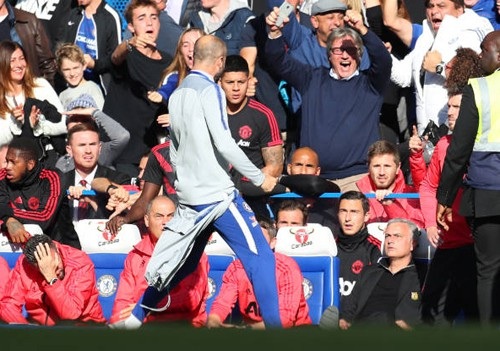 
Trợ lý HLV của Chelsea khiêu khích HLV Mourinho
