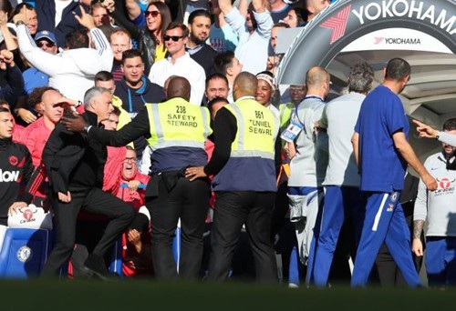 
HLV Mourinho đã không giữ nổi bình tĩnh và định lao vào ăn thua đủ với đối thủ
