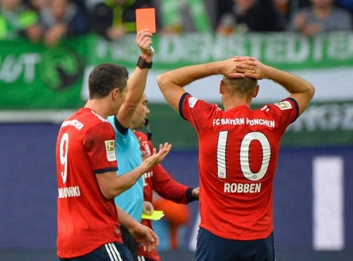 
Robben nhận thẻ đỏ ngay đầu hiệp 2
