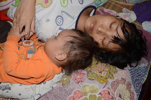 Nghẹn lòng lời khẩn cầu của người mẹ ung thư giai đoạn cuối - 5 Gia cảnh lại vốn dĩ hết sức khó khăn, nên việc chữa trị cho chị thường xuyên bị gián đoạn