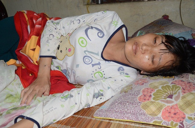 Nghẹn lòng lời khẩn cầu của người mẹ ung thư giai đoạn cuối - 6 Căn bệnh đã vào giai đoạn nặng, các cơn đau thường xuyên phát tác, khiến chị kiệt sức.