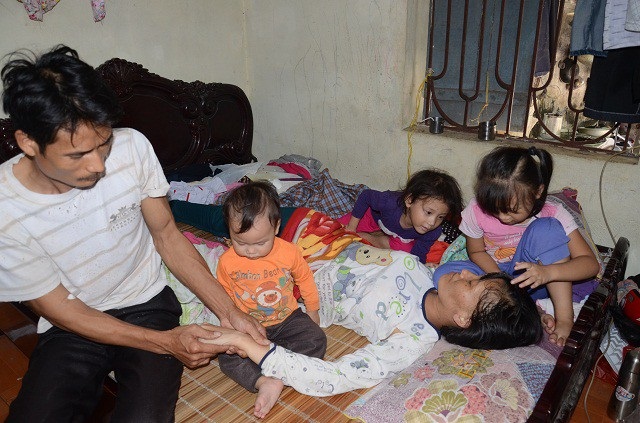 Nghẹn lòng lời khẩn cầu của người mẹ ung thư giai đoạn cuối - 8 Cả nhà 5 con người sống trong căn buồng chỉ rộng chừng 5 mét vuông.