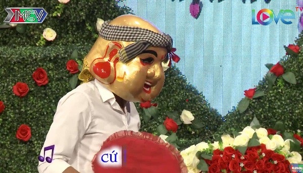 Lạ lùng chàng trai hóa trang ông Địa đến show hẹn hò - 1 Lạ lùng chàng trai hóa trang ông Địa đến show hẹn hò - 1
