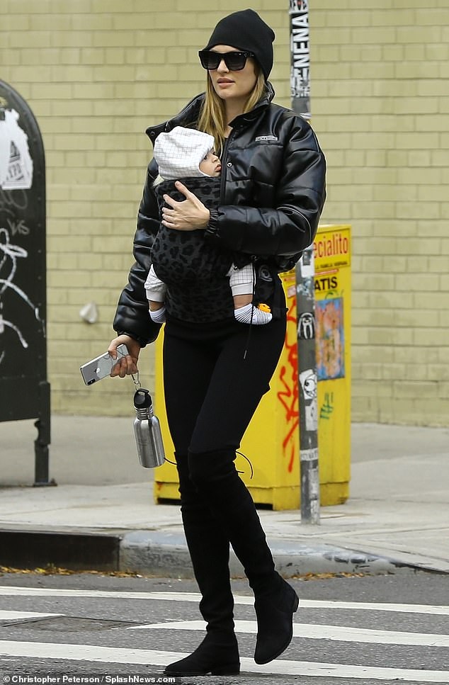 Candice Swanepoel thon thả địu con ra phố - 1 
Candice Swanepoel sành điệu địu con sải bước trên đường phố New York ngày 20/10 vừa qua