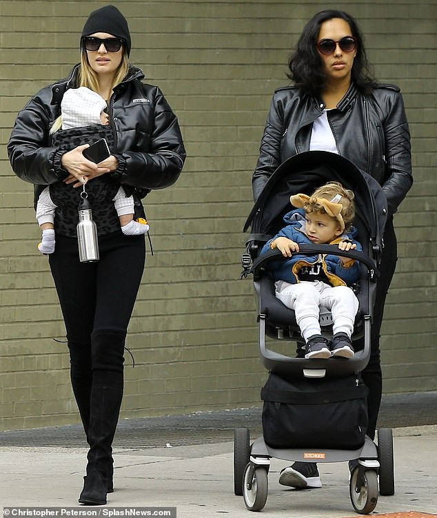 Candice Swanepoel thon thả địu con ra phố - 3 
Ở tuổi 30, Candice Swanepoel đã là mẹ của 2 cậu nhóc đáng yêu