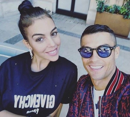Dính nghi án hiếp dâm, C.Ronaldo vẫn cười tươi như hoa bên bạn gái xinh đẹp - 1 C.Ronaldo vừa tự tay khoe ảnh hạnh phúc bên bạn gái