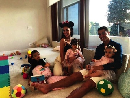 Dính nghi án hiếp dâm, C.Ronaldo vẫn cười tươi như hoa bên bạn gái xinh đẹp - 2 CR7 vẫn đang rất hạnh phúc với tình yêu cùng cô bạn gái Georgina Rodriguez