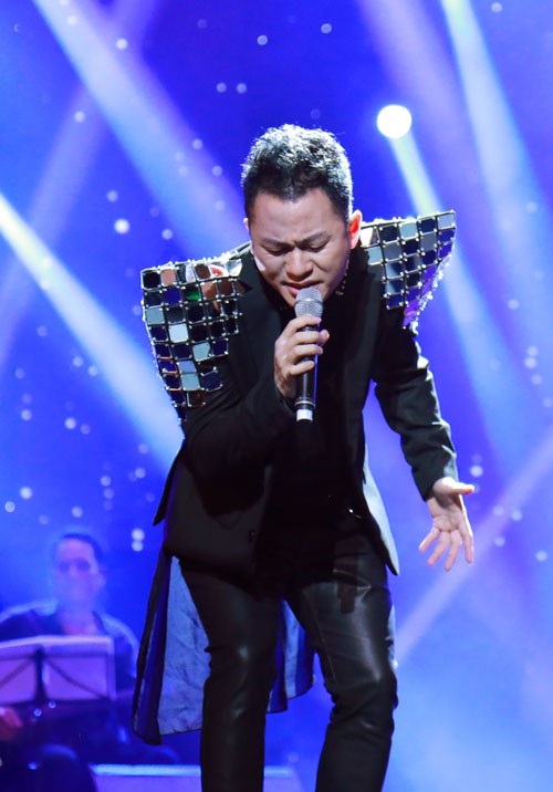 Diva Hồng Nhung xin lỗi khán giả vì sự cố “hát thêm lời” - 2 Diva Hồng Nhung xin lỗi khán giả vì sự cố “hát thêm lời” - 2