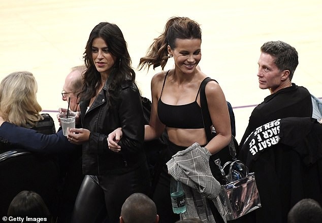 Kate Beckinsale bốc lửa khi đi xem bóng rổ - 3
Khi ngắm Kate Beckinsale, ít người tin rằng cô đã 45 tuổi và có con hơn 20 tuổi