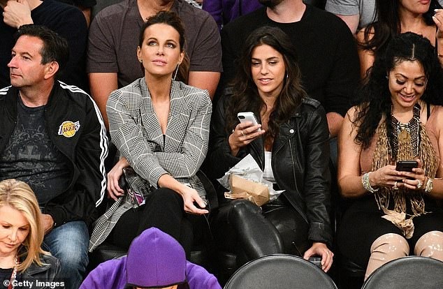 Kate Beckinsale bốc lửa khi đi xem bóng rổ - 4
Minh tinh phim Thế giới ngầm gợi cảm trên hàng ghế khán giả