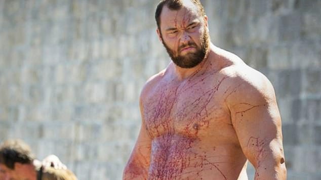 Nam diễn viên “trái núi” cao 2m05 đã kết hôn với bạn gái cao 1m57 - 2
Thor Björnsson - tên thật là Hafþór J Björnsson. (Cảnh trong phim “Trò chơi vương quyền”)