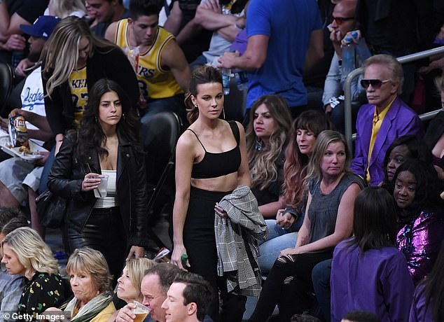 Kate Beckinsale bốc lửa khi đi xem bóng rổ - 5
Cô nổi bật giữa đám đông bởi làn da trắng mịn