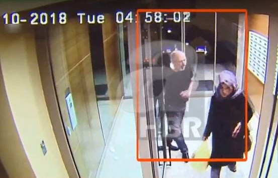 Video những giờ cuối của nhà báo Ả rập trước khi mất tích - 1 Hình ảnh ghi từ camera an ninh cho thấy nhà báo Khashoggi và hôn thê đi cùng nhau trước khi tới lãnh sự quán Ả rập Xê út. (Ảnh: Dailymail)