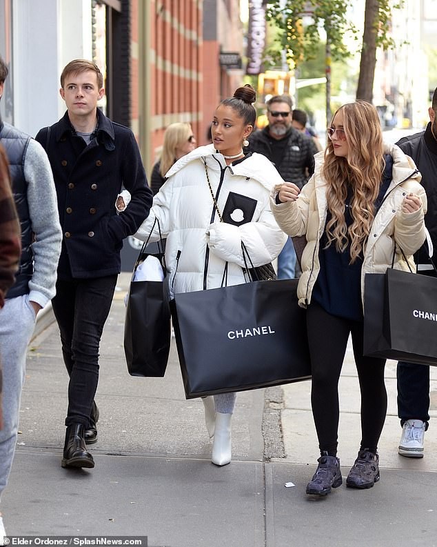 Ariana Grande lộ diện sau khi hủy hôn với bạn trai - 7
Bạn bè cho hay, Ariana Grande vẫn dành nhiều tình cảm cho bạn trai cũ, Mac Miller sau khi anh đột tử vào tháng 9/2018.