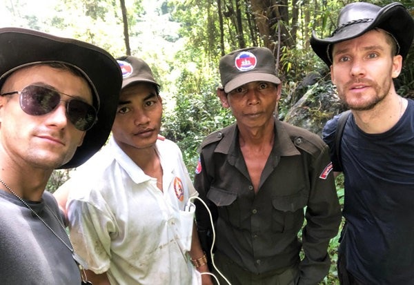 “Thợ săn” MH370 tại rừng Campuchia bỏ cuộc vì suýt chết - 2 Hai anh em Ian Wilson (phải) và Jack (trái) cùng những người hướng dẫn địa phương trong hành trình tìm kiếm MH370 tại Campuchia. (Ảnh: Daily Star)