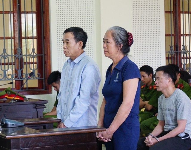 “Cứu” cháu gái khỏi 2 cuộc hôn nhân bất hạnh, dì vào tù - 1 Bị cáo Kha Văn Ngọc và Lô Thị Thuyên tại phiên tòa.