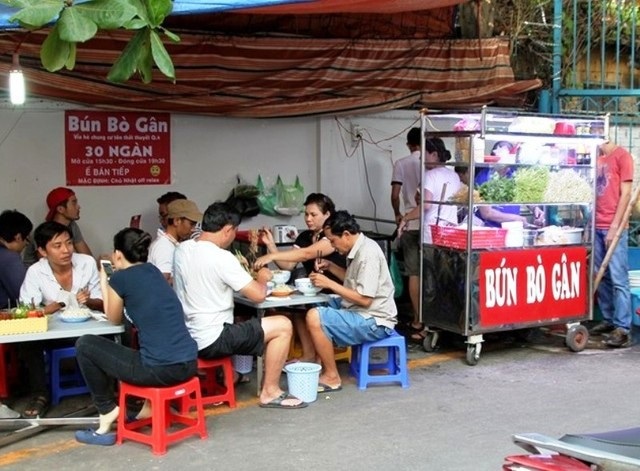 Quán bún bò gân “bá đạo” giờ ra sao? - 2
Quán bún bò gân “bá đạo” nằm ở chung cư Tôn Thất Thuyết (quận 4) đã “dậy sóng” cộng đồng mạng một thời.