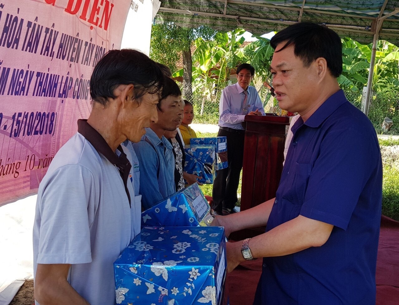 “Xóm đèn dầu” chính thức có điện sau gần 30 năm chờ đợi! - Ảnh 3.