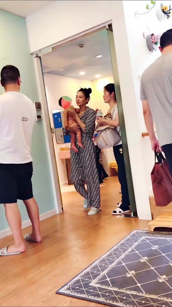 "Mỹ nhân ngư" Trương Vũ Kỳ ly dị người chồng thứ hai sau 1 năm kết hôn - 2
Hậu ly dị, Trương Vũ Kỳ chuyển ra ngoài sống cùng con gái.