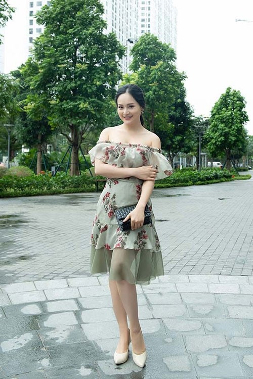 Diện chiếc váy quây hở vai, gái một con “Cả một đời ân oán” Lan Phương khoe làn da trắng nõn khi tham dự sự kiện làm đẹp mới đây tại Hà Nội. Lan Phương khiến nhiều người ngỡ ngàng bởi sau khi sinh con, cô gần như lấy lại được vóc dáng thon gọn thời con gái. Trong khi trước đó, thời điểm mang bầu, cô tăng gần 20kg.