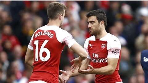 Ba điều người hâm mộ Arsenal kỳ vọng ở trận gặp Leicester City - 2
Cặp trung vệ Holding (trái) và Sokratis (phải) phối hợp ăn ý nhưng Sokratis đang dính chấn thương